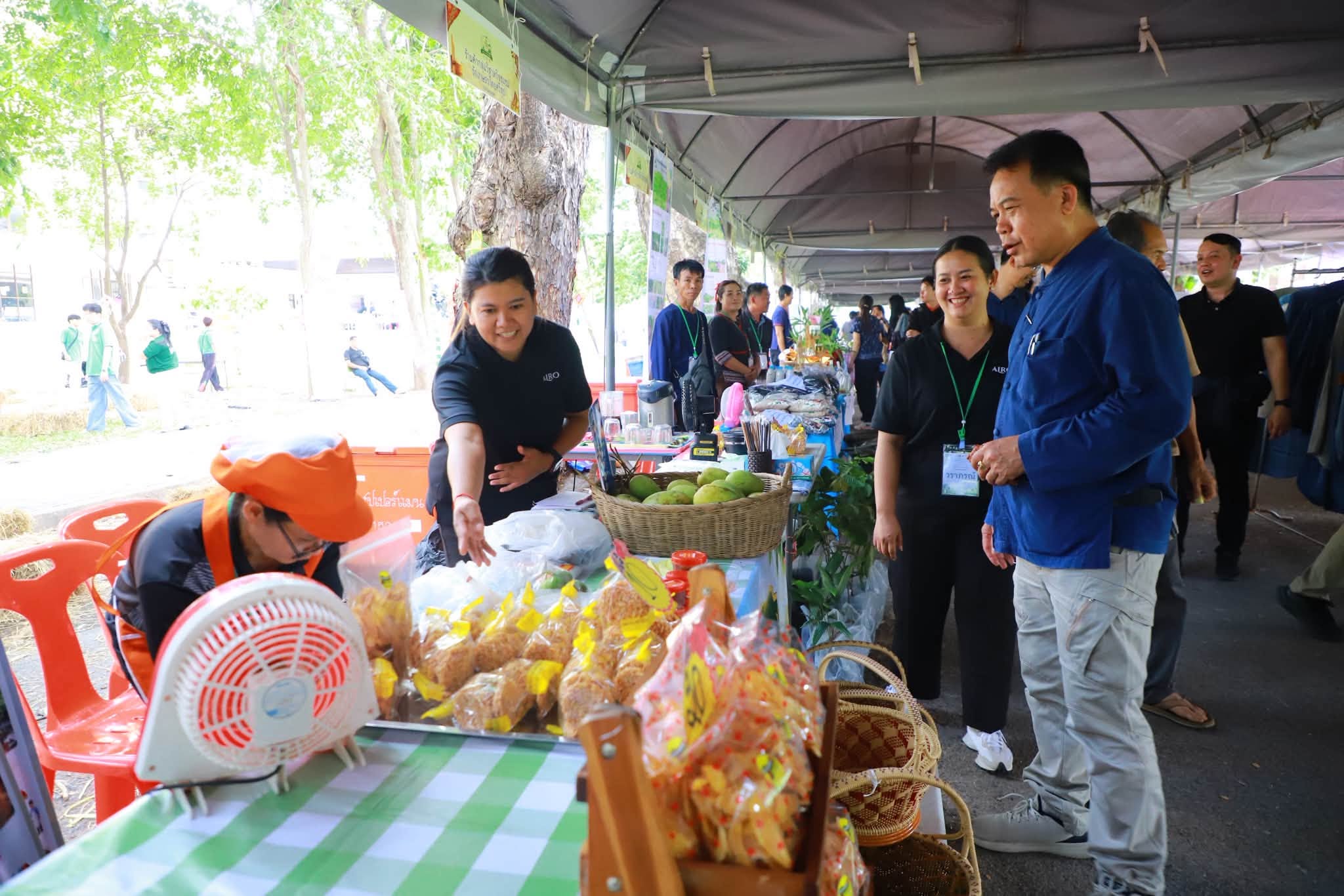 title - รองเลขาธิการ ส.ป.ก. ลุยเยี่ยมร้านค้า พร้อมร่วมเสวนา ดันเกษตรกรในเขตปฏิรูปที่ดินสู่ “เกษตรกรรมยั่งยืน”